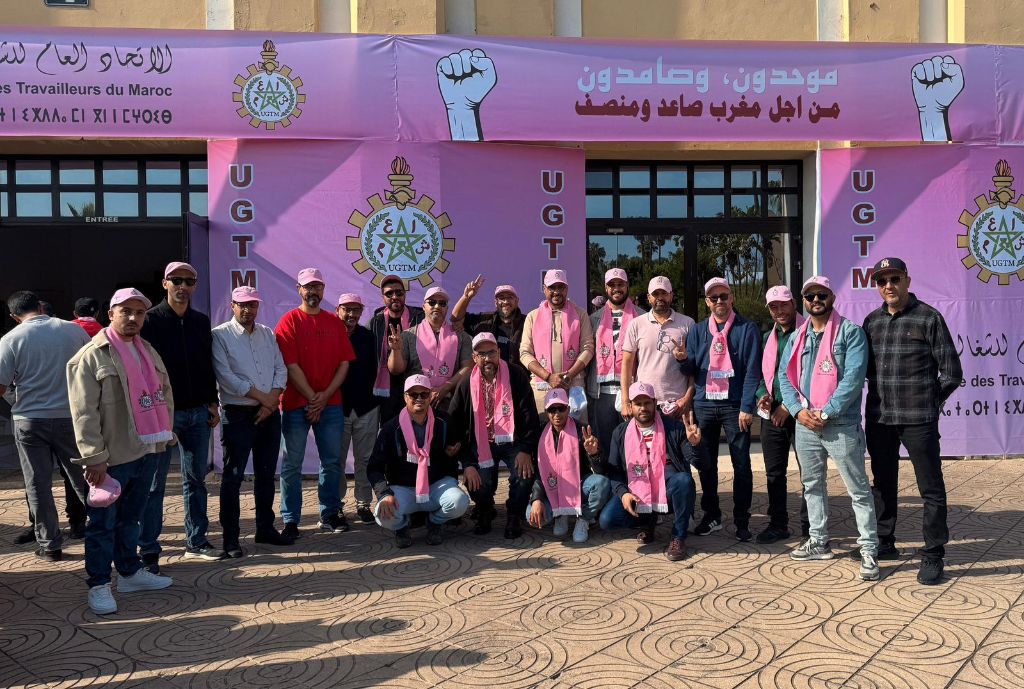 مناضلو الاتحاد العام أمام المقر — الوحدة والتضامن